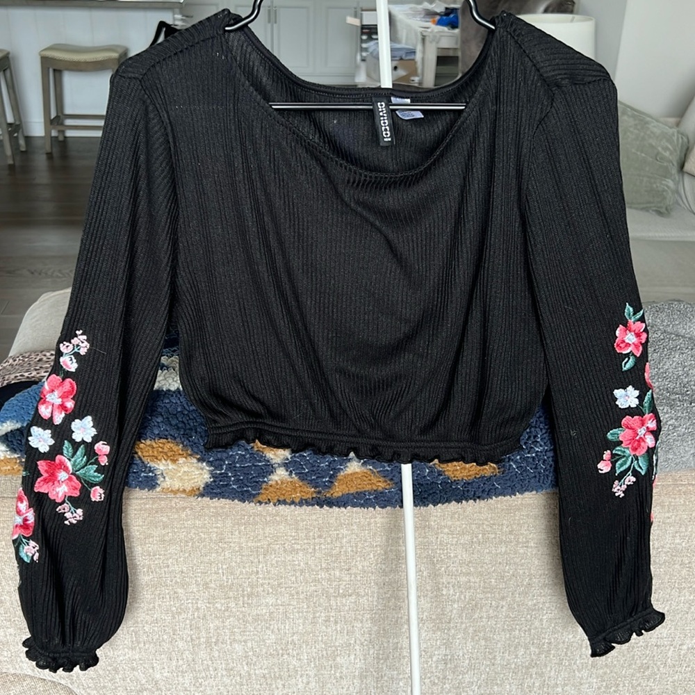 H&M ribbed cropped top with floral print on sleeves